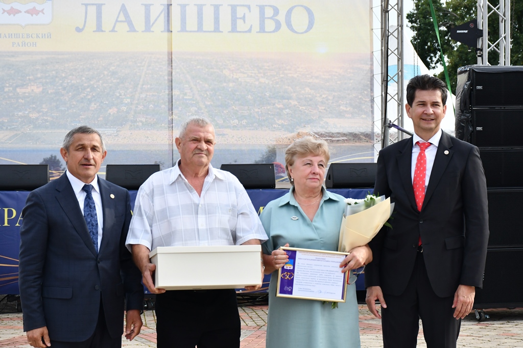 Наградили семью Аникиных, проживших совместно 50 лет.