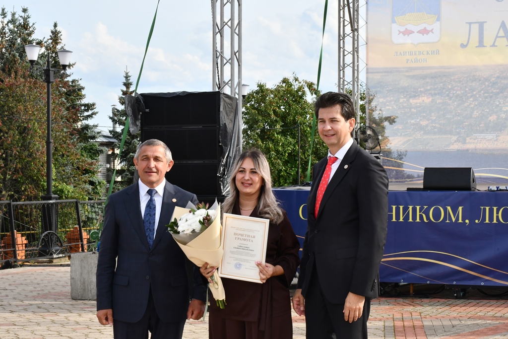Почетной грамотой Министерства образования и науки РТ награждена Эльвира Гайнуллина