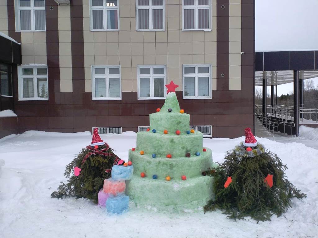 Одними из первых украсили прилегающую территорию сотрудники МФЦ |  20.12.2023 | Лаишево - БезФормата