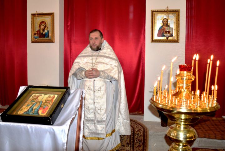 Отец Сергий на службе в Софийском соборе Лаишева. Фото автора.