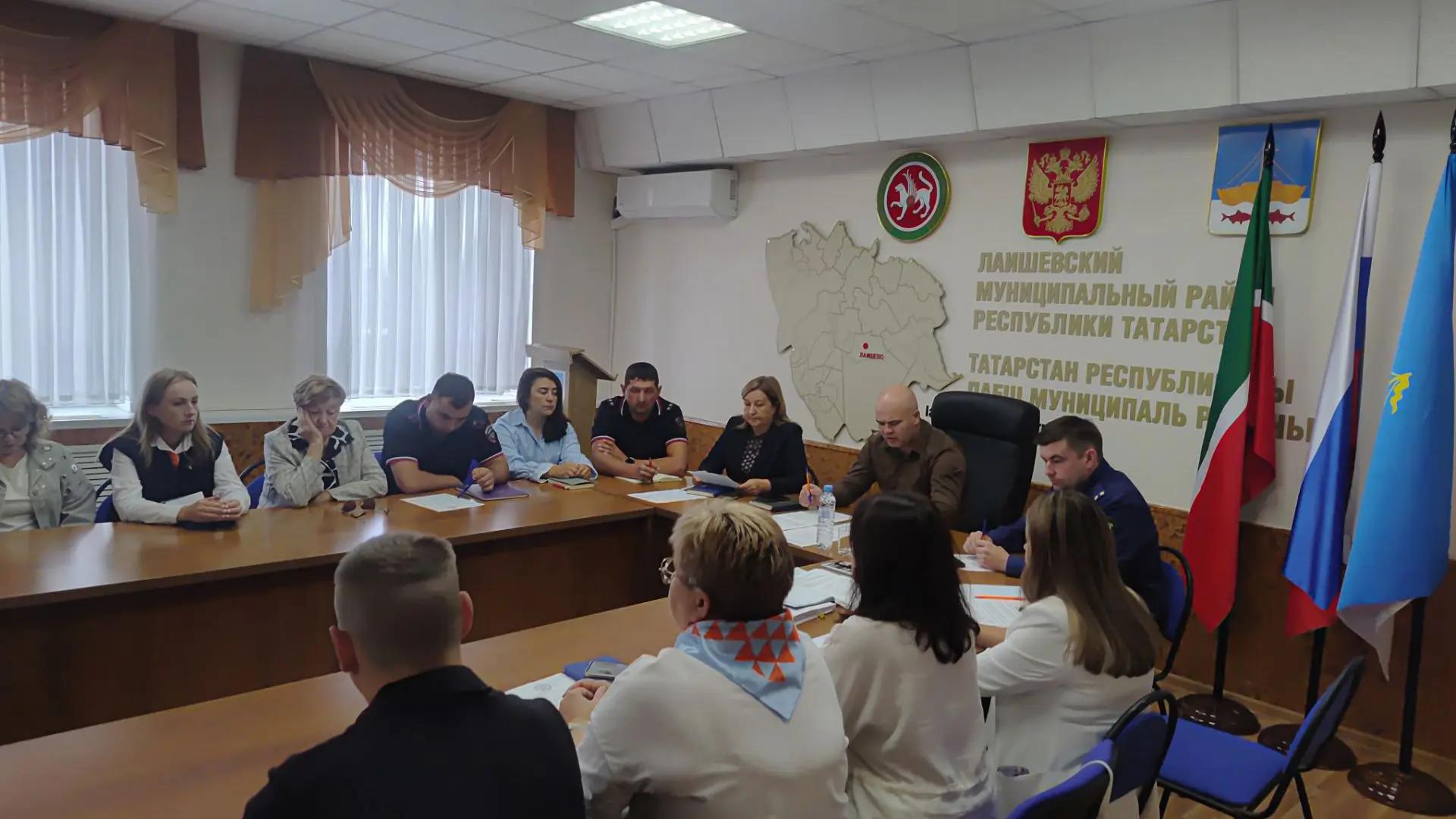 В Лаишевском районе обсуждают борьбу с незаконной продажей алкоголя несовершеннолетним