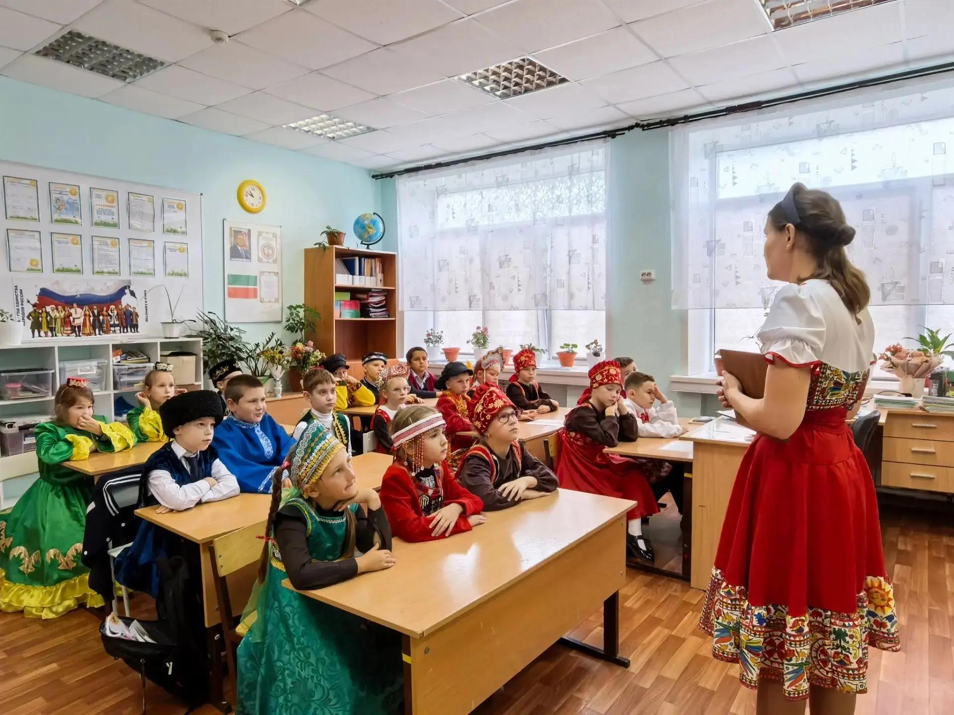 Орловские школьники присоединились к празднованию Дня языков народов России