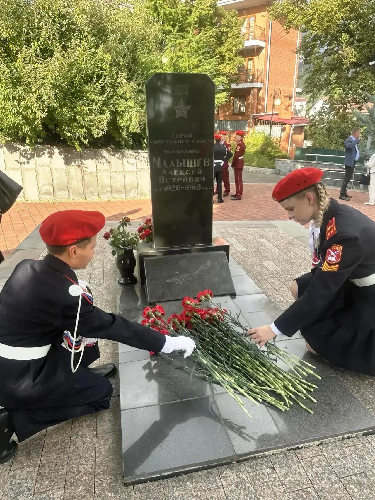 Столбищенские кадеты почтили память Героя А.П. Малышева на его 100-летии в Сочи