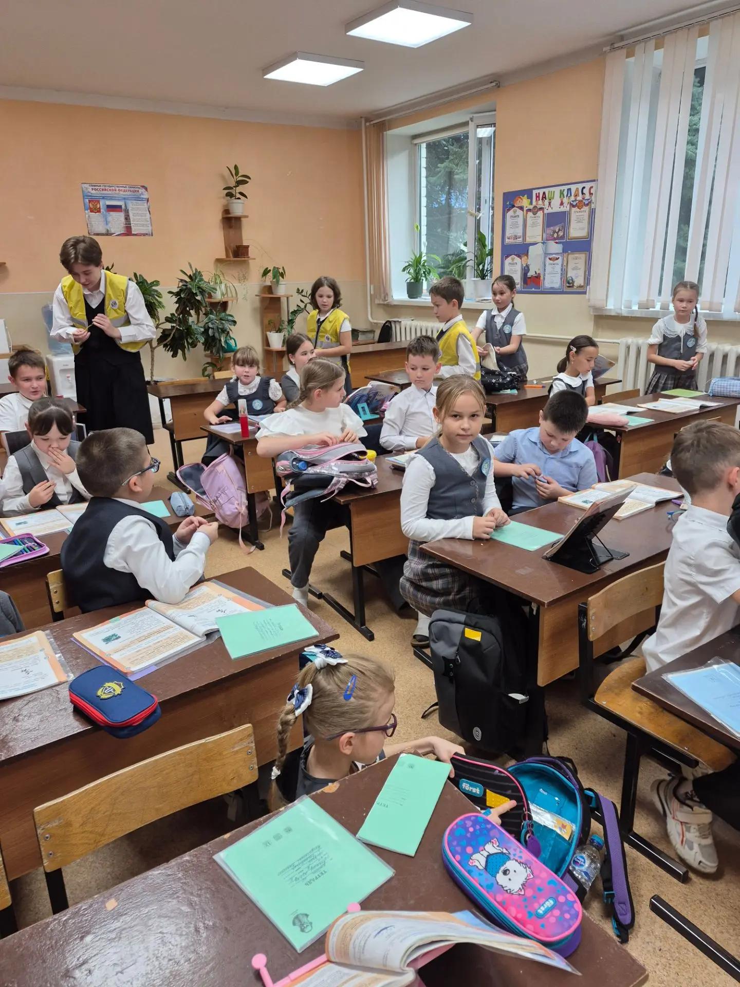 Юные инспекторы научили школьников Столбищ светоотражающей безопасности