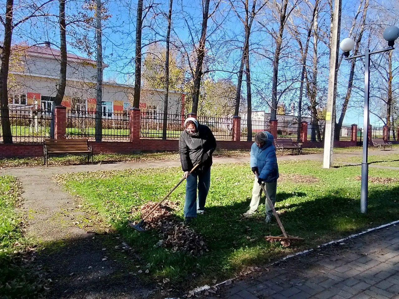 Жители Среднего Девятова вышли на осенний субботник