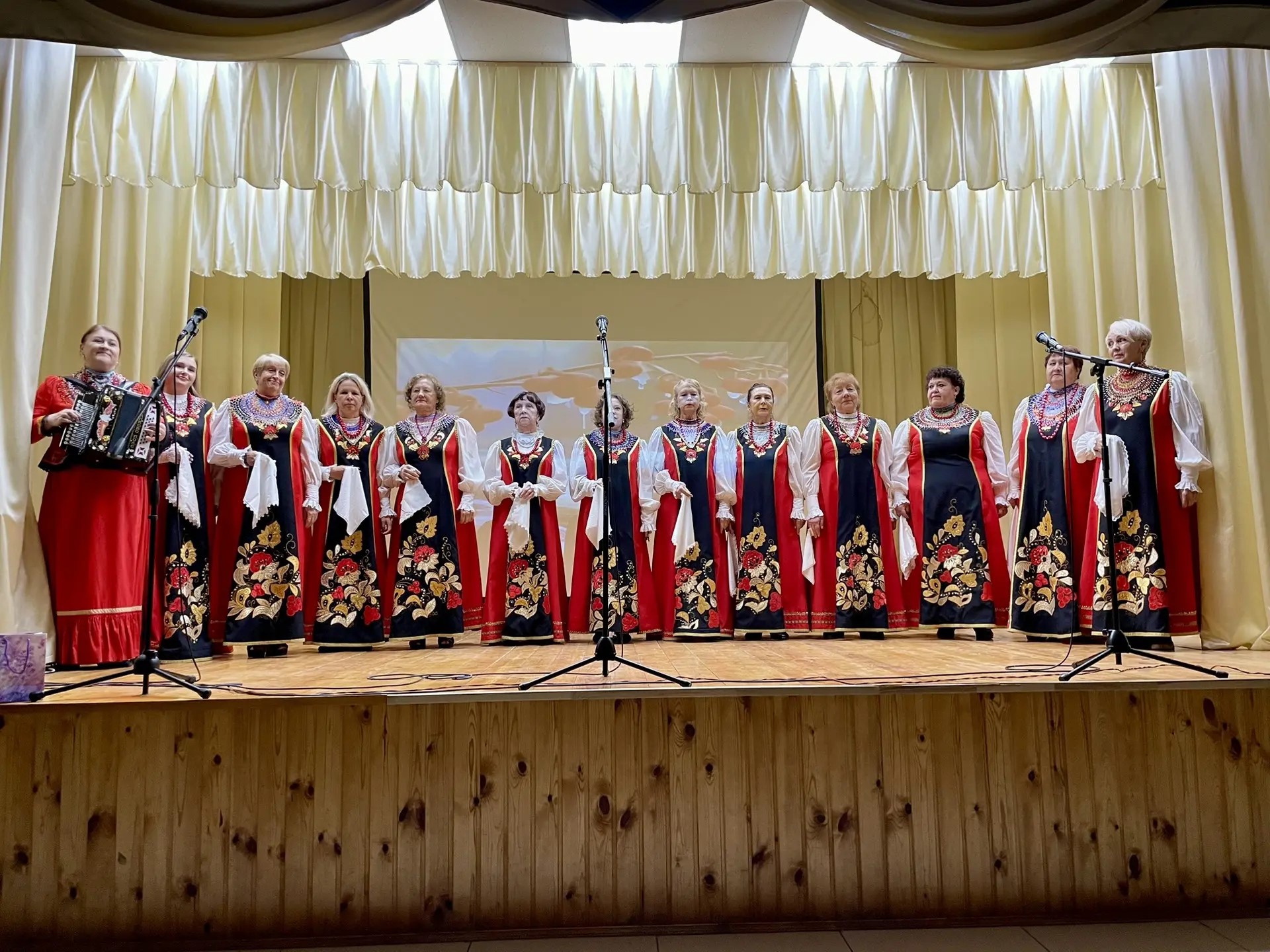 артисты на сцене