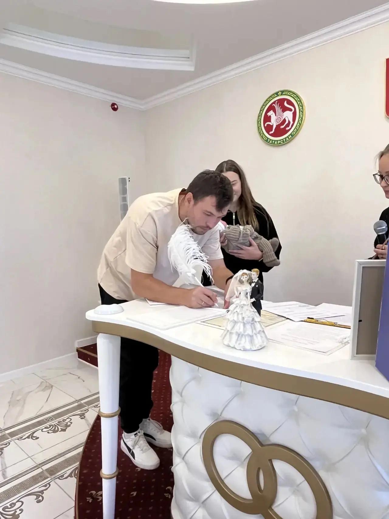 В Лаишевском районе родился сотый малыш: первенцу вручили автолюльку