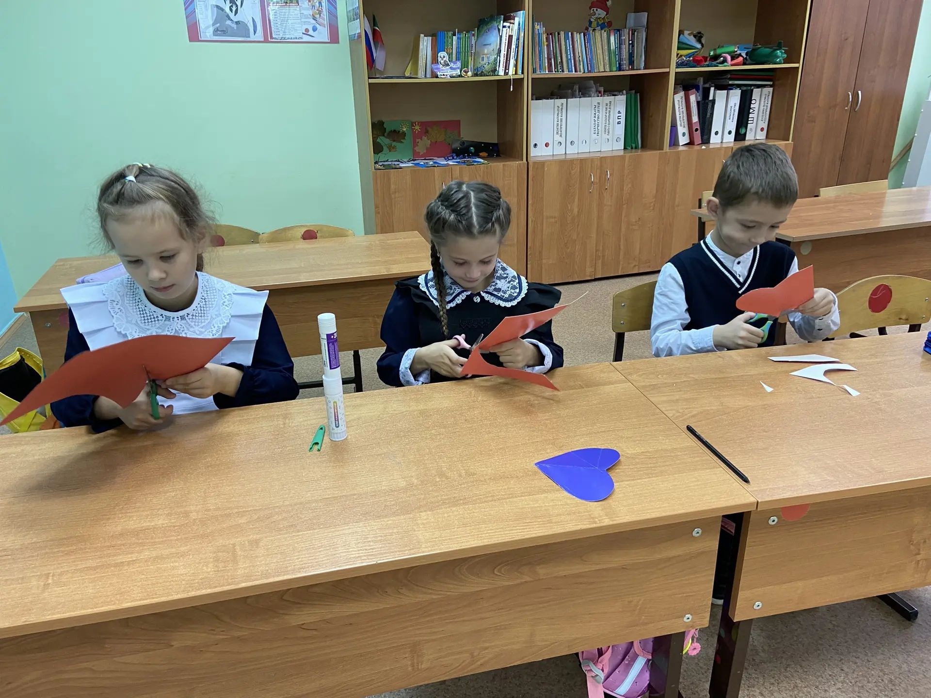Дети с любовью готовили подарок-сюрприз для своих пап.