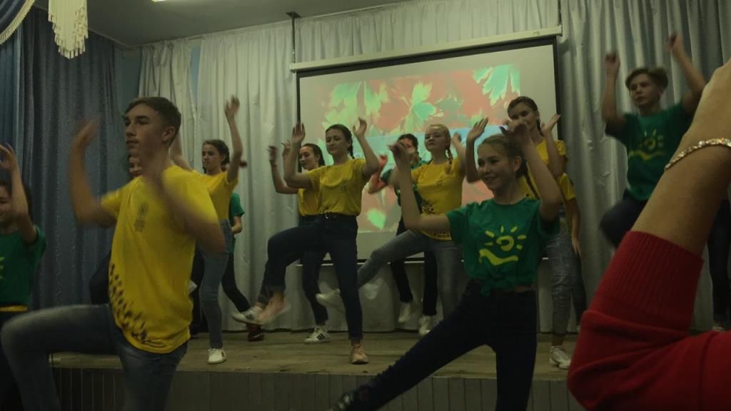 Во время Осеннего бала старшеклассники Лаишевской СОШ №2 не только танцевали