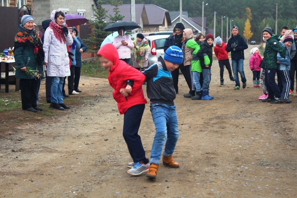 В Лаишеве шел дождь, а дети не хотели уходить домой с новой площадки