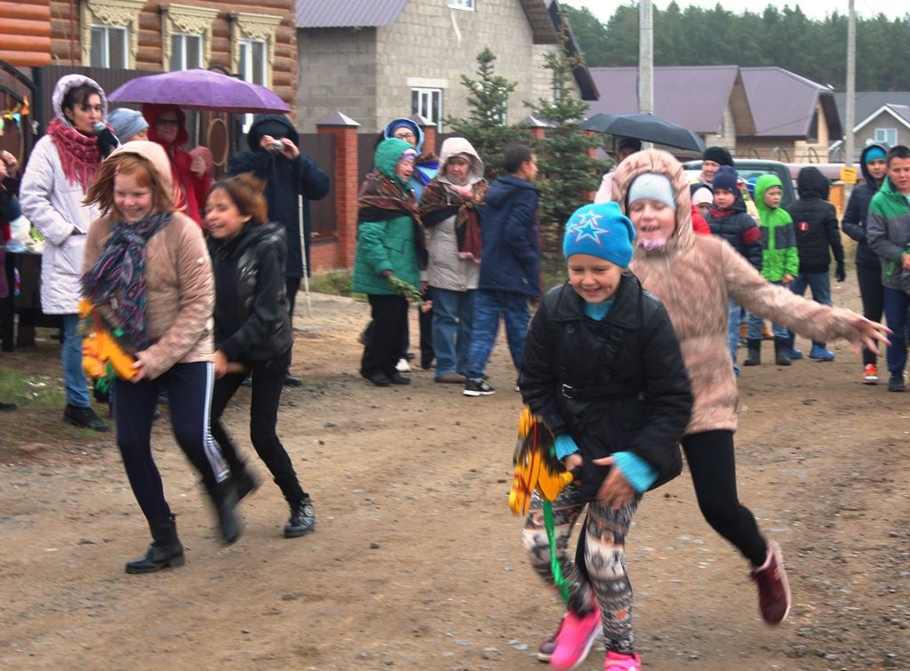В Лаишеве шел дождь, а дети не хотели уходить домой с новой площадки