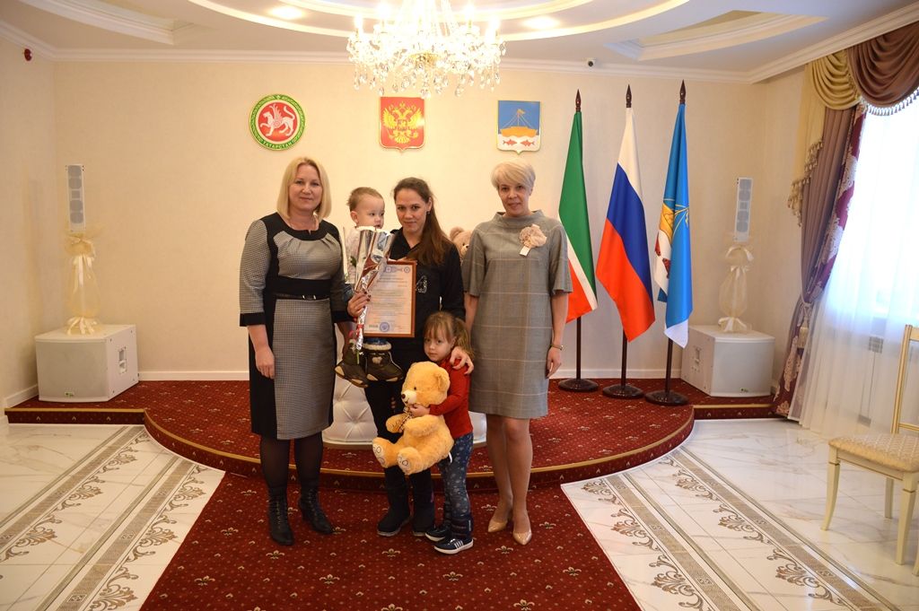 Около полумиллиона рублей получили три молодых семьи Лаишева