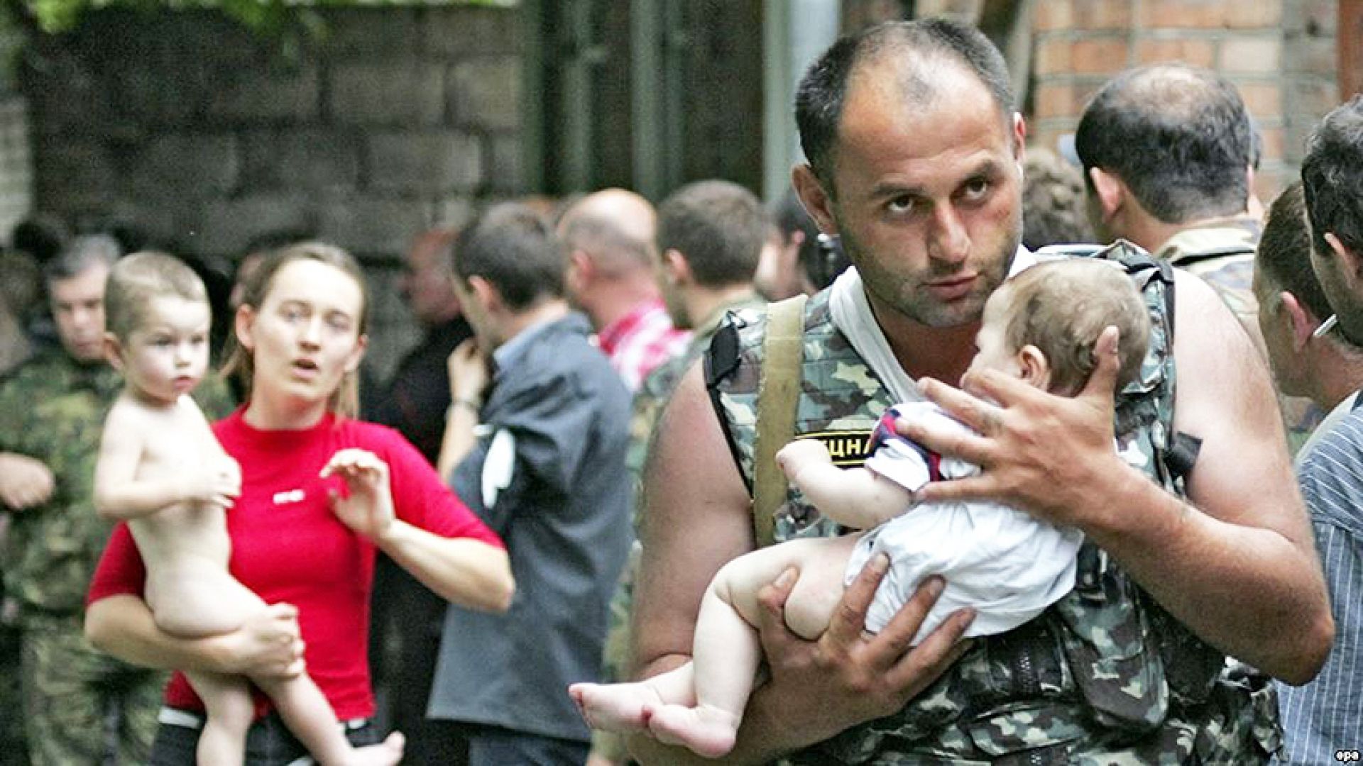 Беслан военные и ребенка