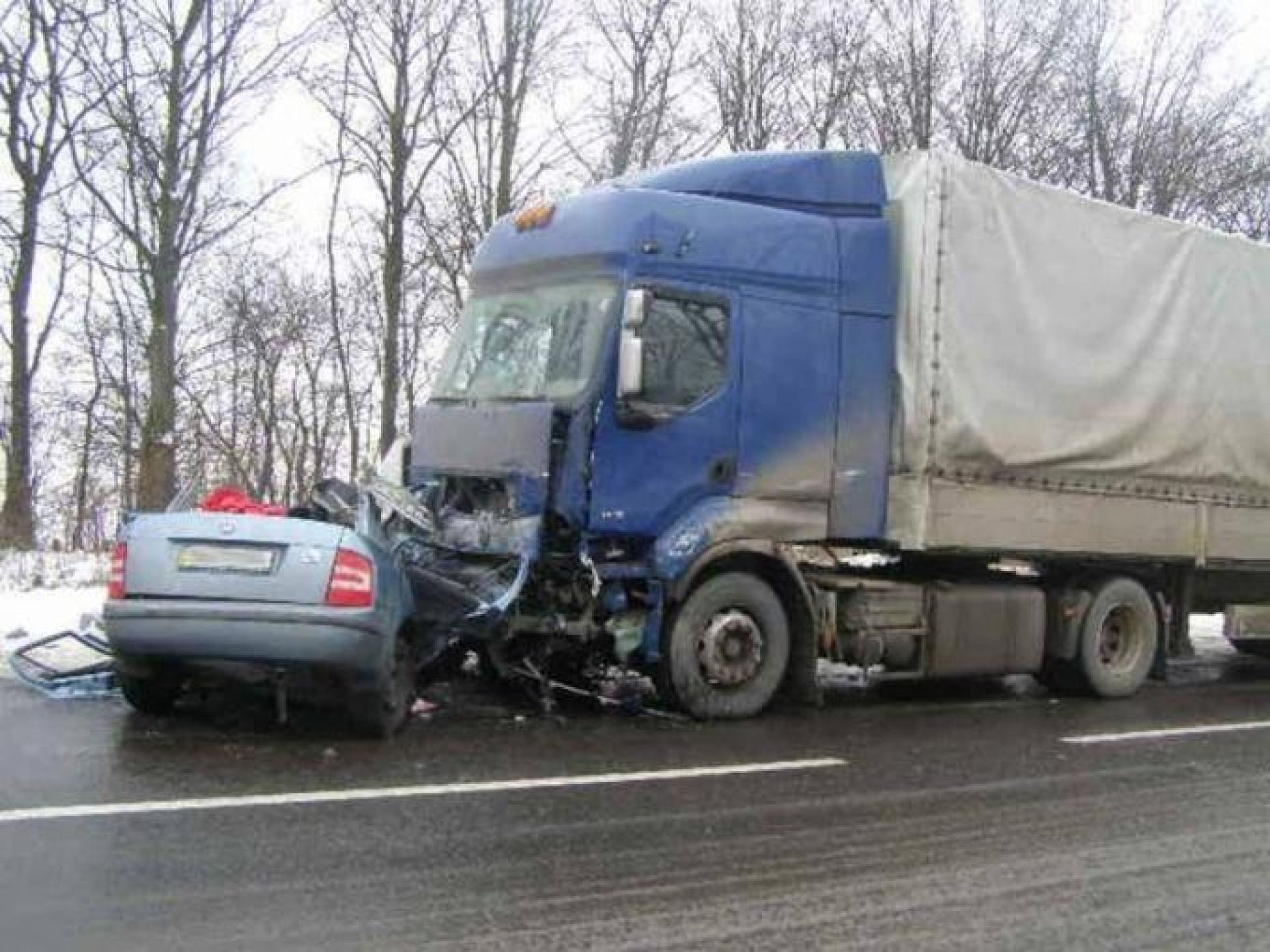 Столкновение грузовика с легковым авто