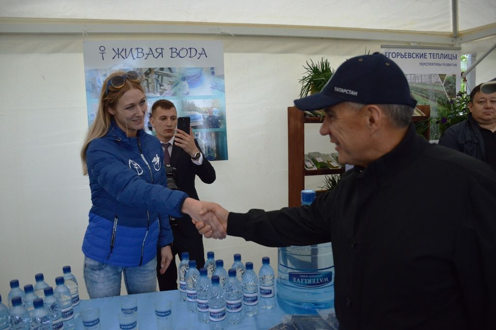 Рустам Нургалиевич посетил сельхозвыставку производителей Лаишевского района