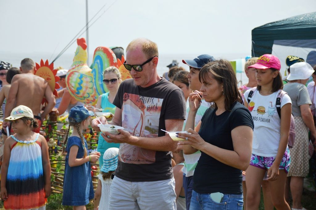 Веселый фестиваль ухи привлек на набережную Камы в Лаишево множество гостей