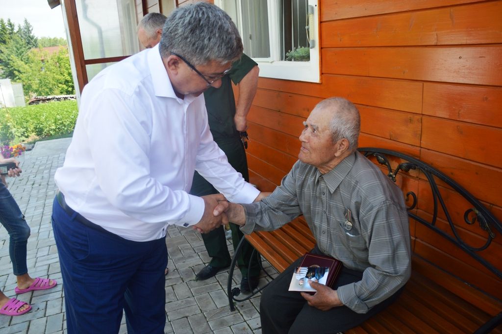 92-летнему ветерану Великой Отечественной войны вручили медаль