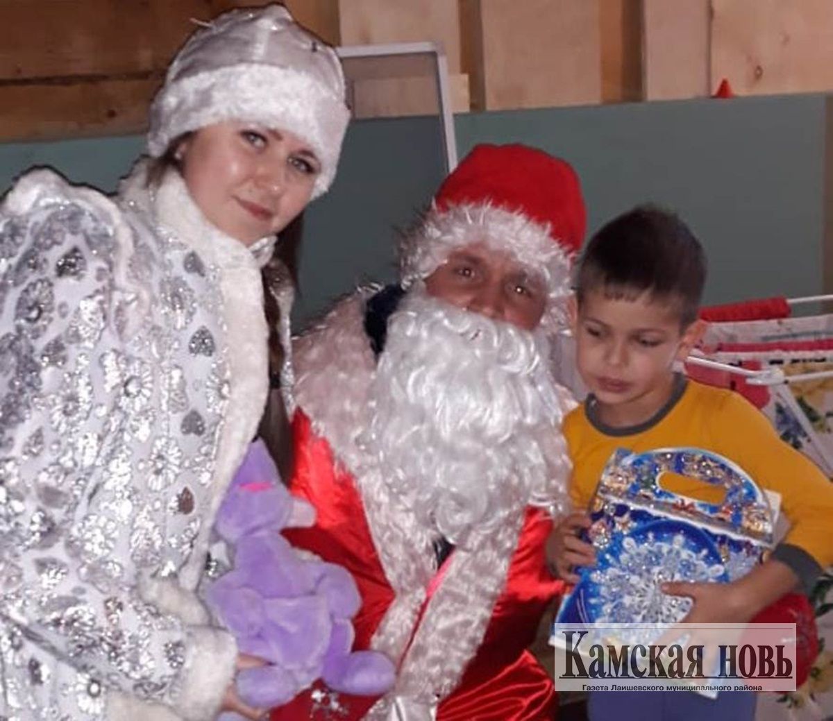 Дед Мороз поздравляет с Новым годом семьи, находящиеся в трудной жизненной ситуации