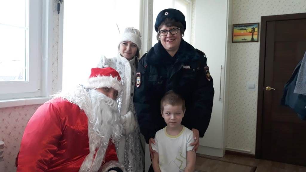 Полицейский Дед Мороз куклы, сладости принес