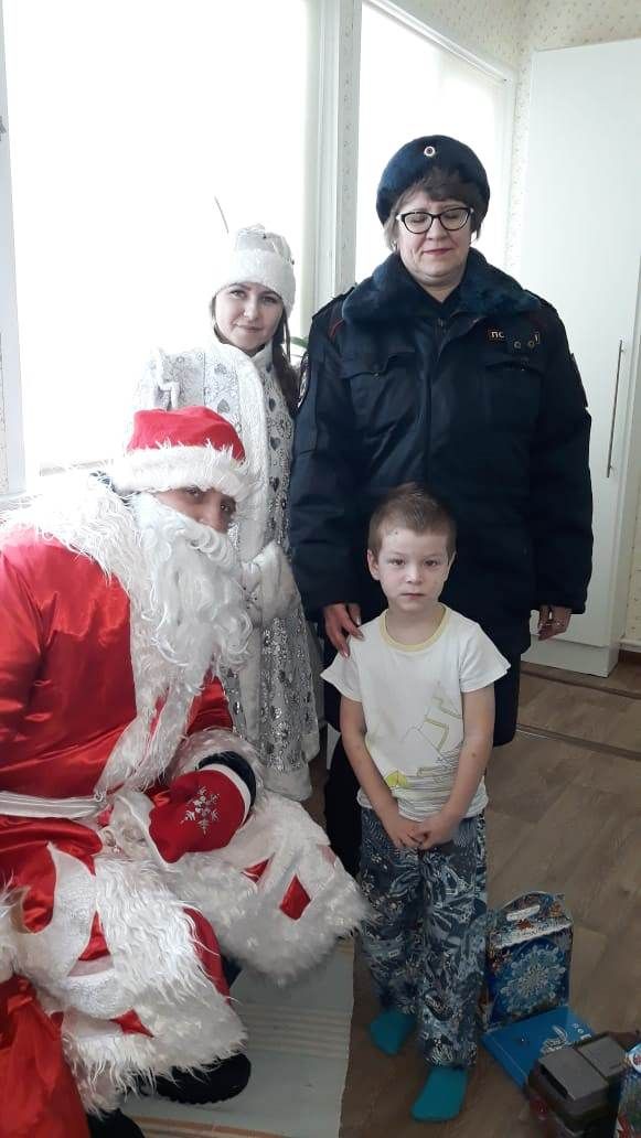 Полицейский Дед Мороз куклы, сладости принес