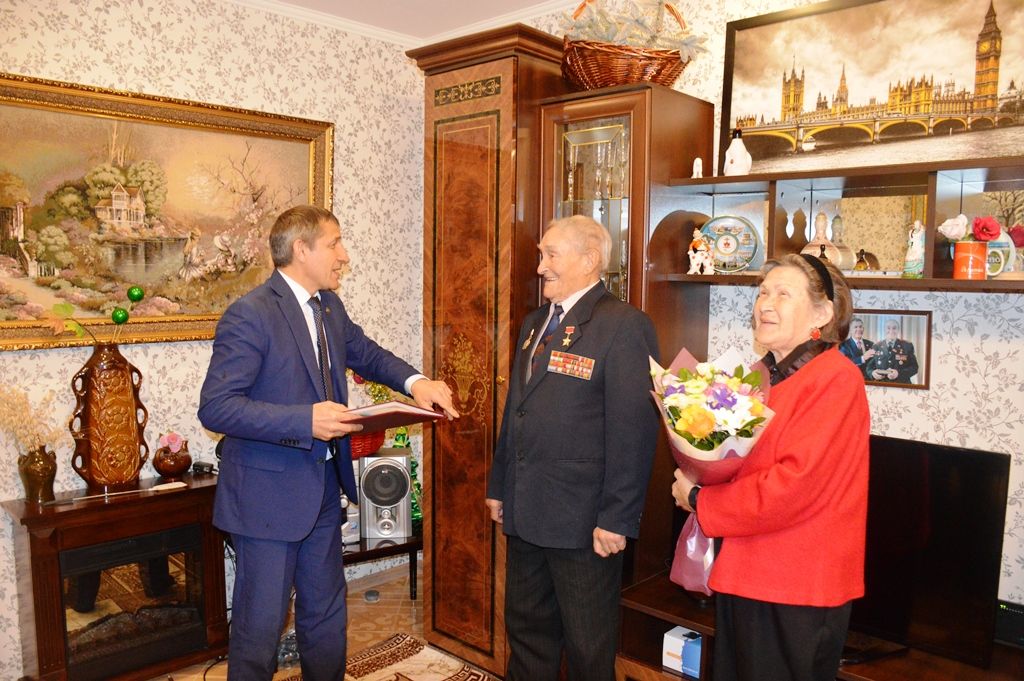 Руководитель Лаишевского района поздравил Бориса Кузнецова с Днем мудрости