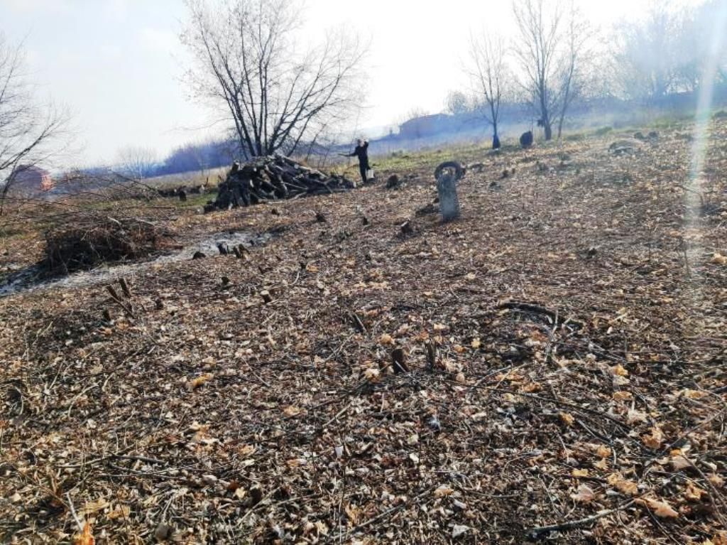В селе Сингели местные жители вышли на уборку кладбища