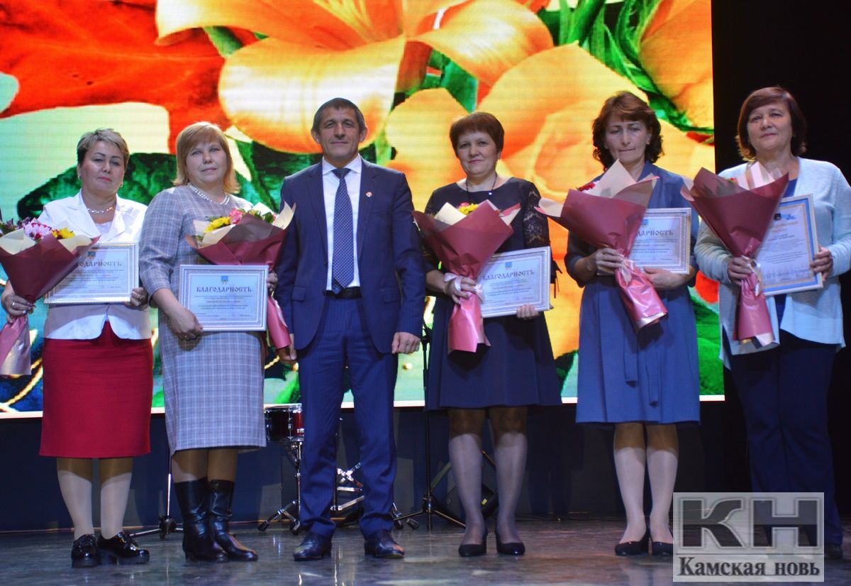 Сегодня чествовали учителей Лаишевского района