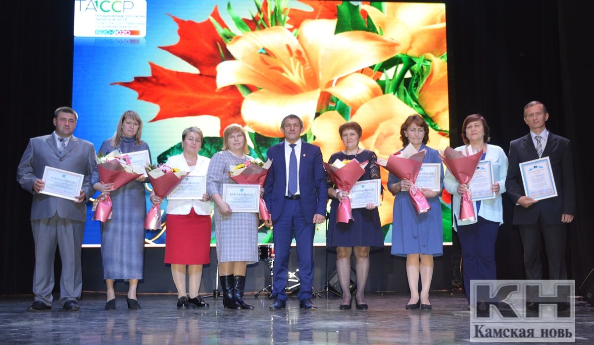 Сегодня чествовали учителей Лаишевского района