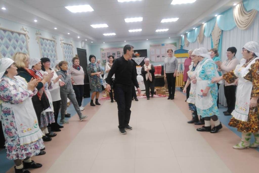 Казанские педагоги танцевали вместе с "Бибинур"