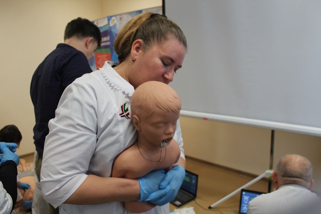 Врачи всех специальностей Лаишевской ЦРБ тренируются проводить сердечно-легочную реанимацию у детей
