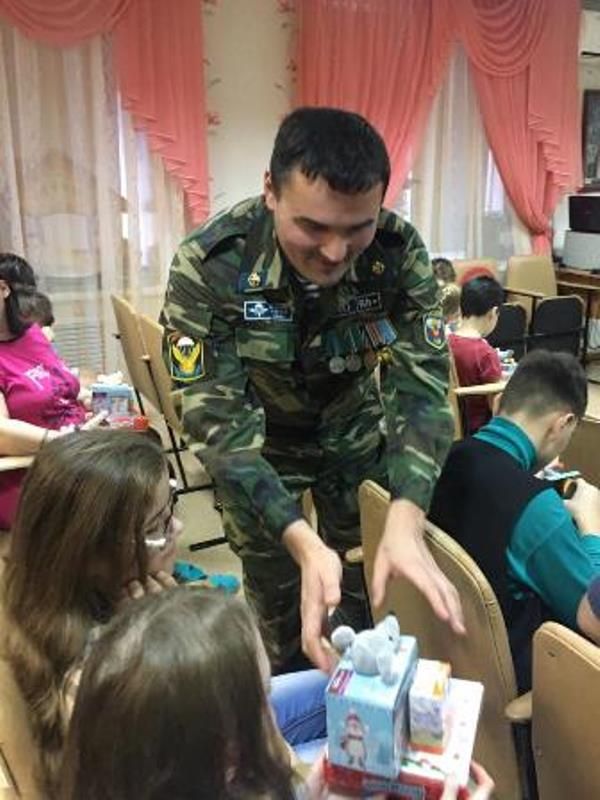 Воины-десантники республики поздравили с Новым годом воспитанников Лаишевского реабилитационного центра