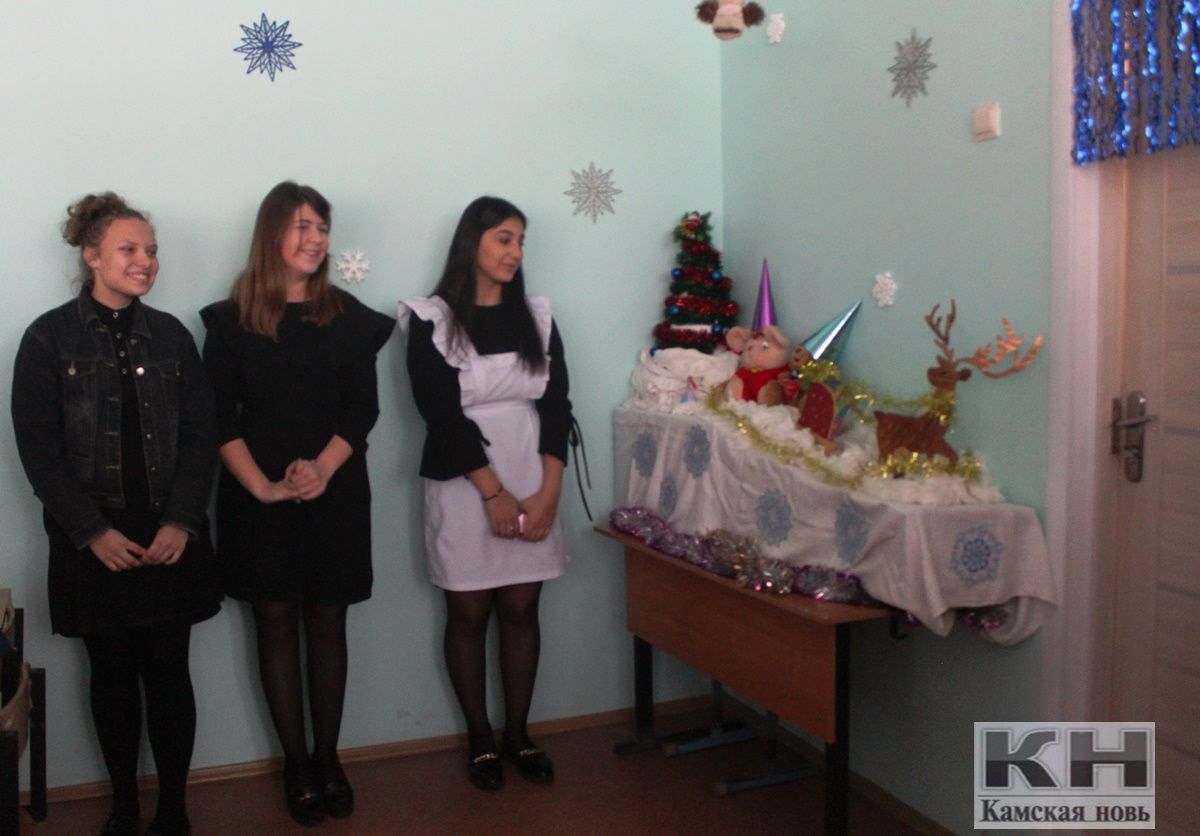ЛСОШ №2 провела конкурс на новогоднее оформление кабинетов