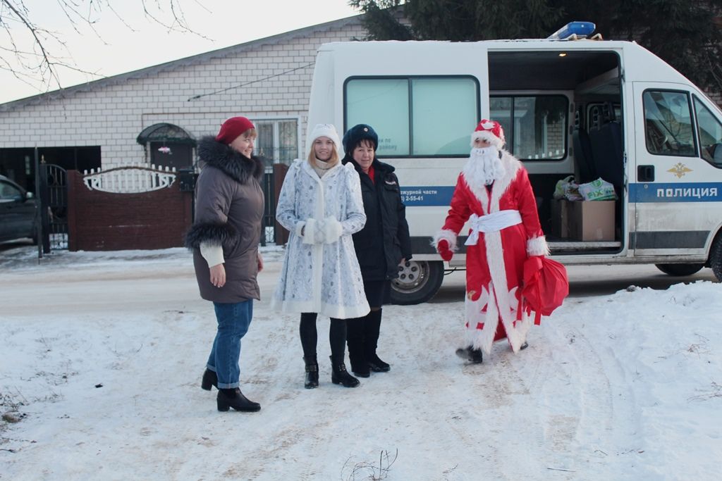 Полицейский Дед Мороз  приехал в гости к лаишевским детям