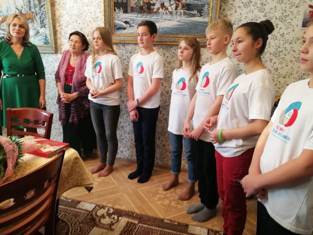 Школьники поздравили Героя Советского Союза Б.К. Кузнецова с днем рождения