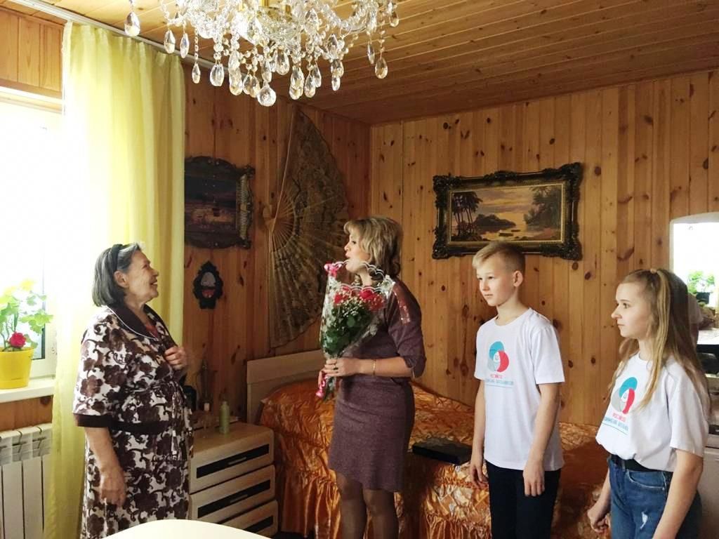 Лаишевская СОШ №2 поздравила жену Героя с днем рождения