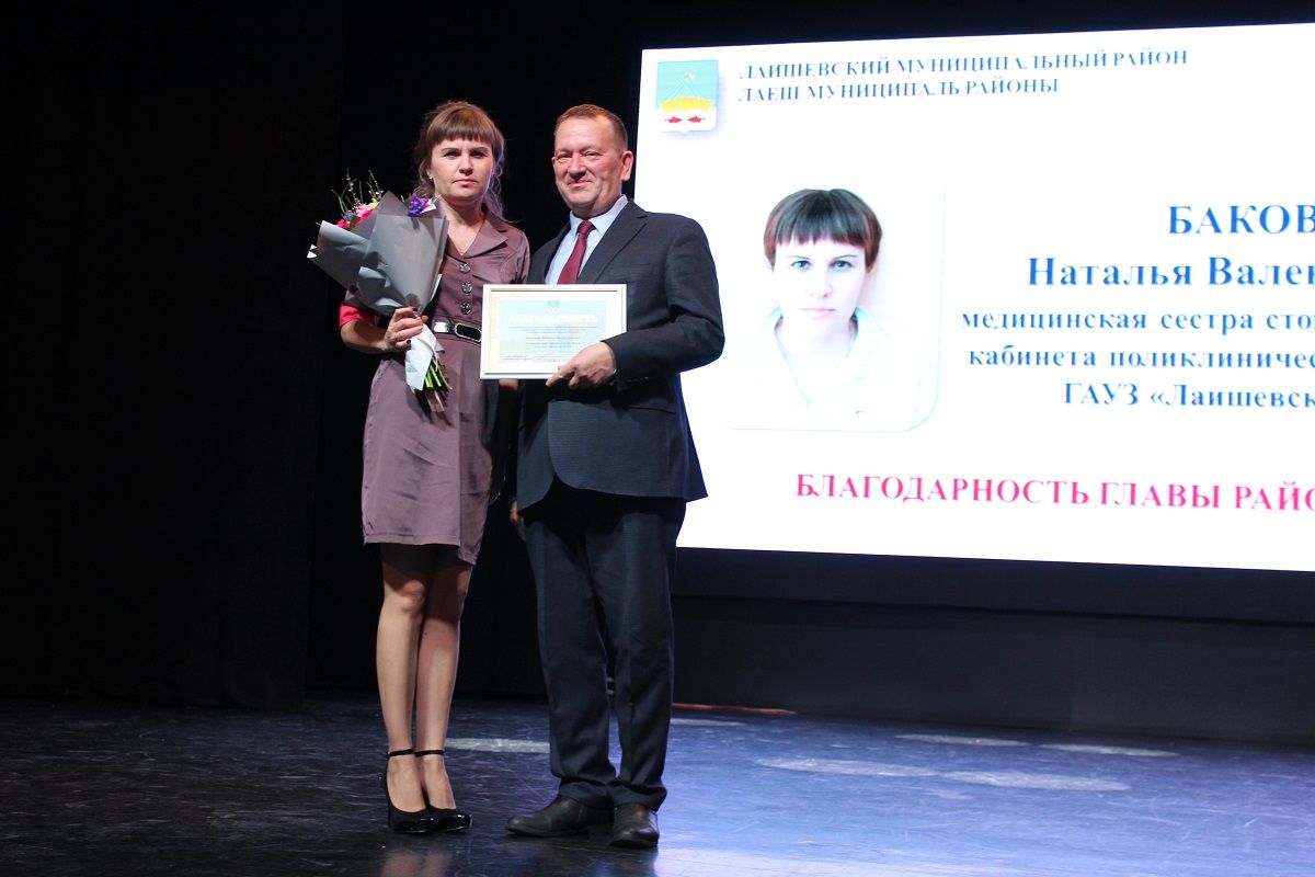 Лаишевских женщин поздравили казанские артисты