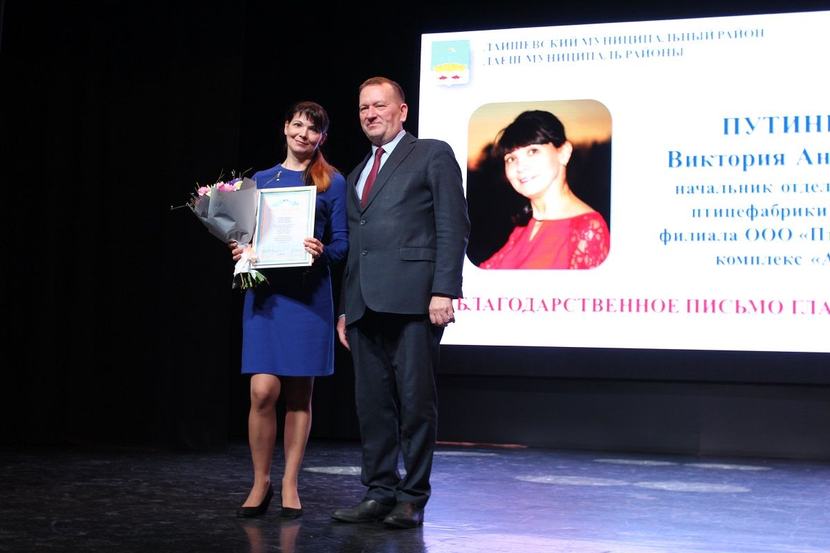 Лаишевских женщин поздравили казанские артисты