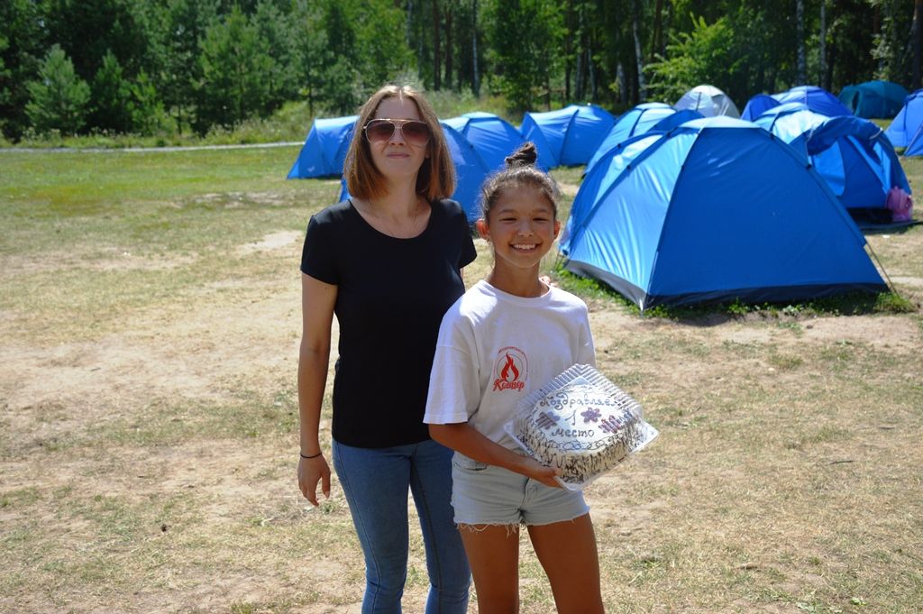 Девчонки из палаточного лагеря обошли мальчишек в меткости