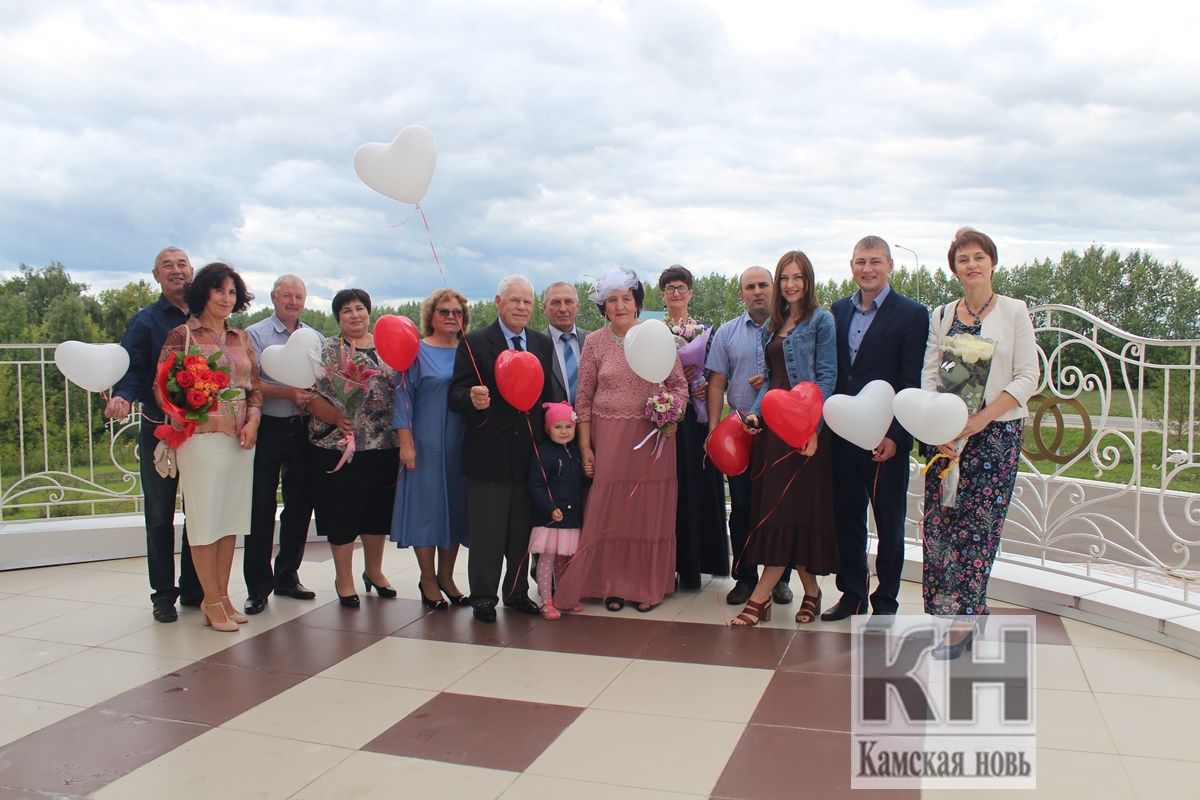 Изумрудную свадьбу отметили супруги Виктор и Галина Красновы