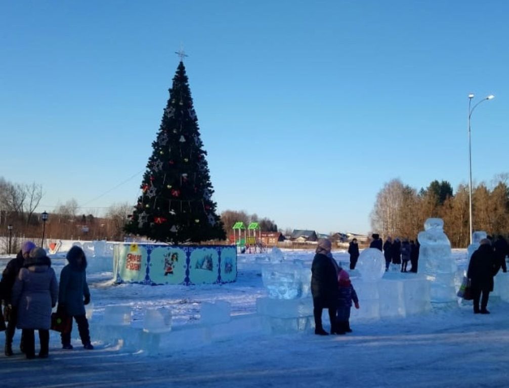 На роднике Лаишевского района главную елку охраняют ледовые фигуры