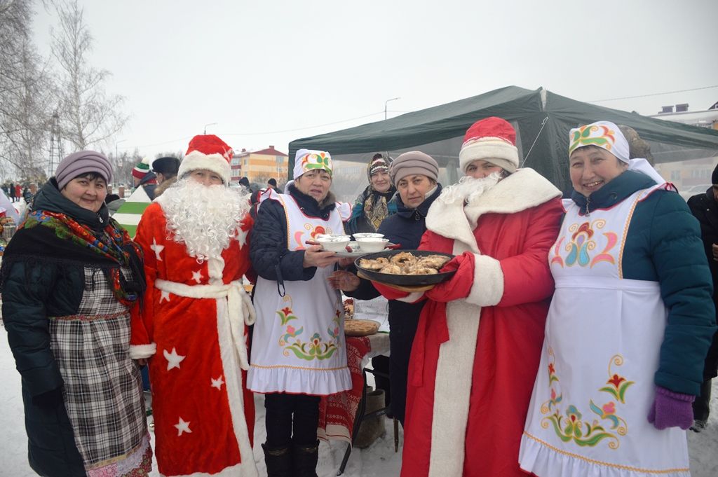 Горячими блинами и наваристой ухой потчевали гостей зимнего фестиваля в Лаишево