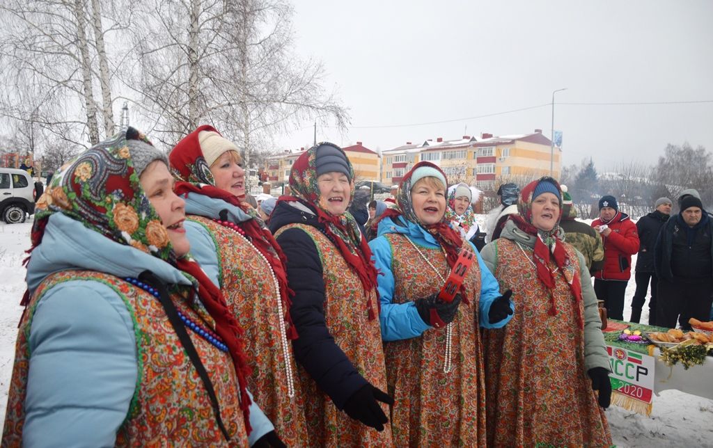 Горячими блинами и наваристой ухой потчевали гостей зимнего фестиваля в Лаишево