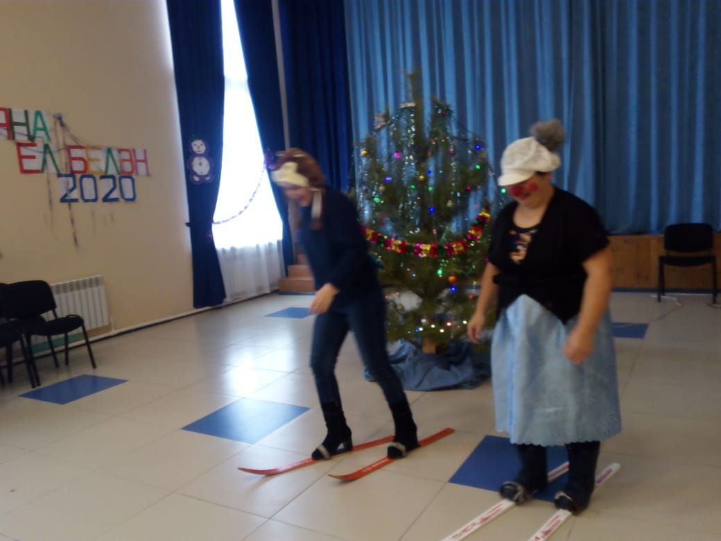 В Тат. Янтыке Дед Мороз и Снегурочка вместе с детьми и их родителями на лыжи встали