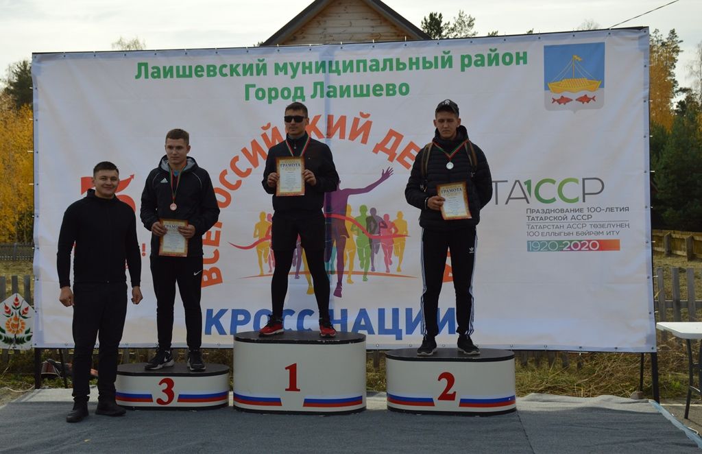 Победители Дня бега в Лаишево получали медали и грамоты на спортивном пьедестале