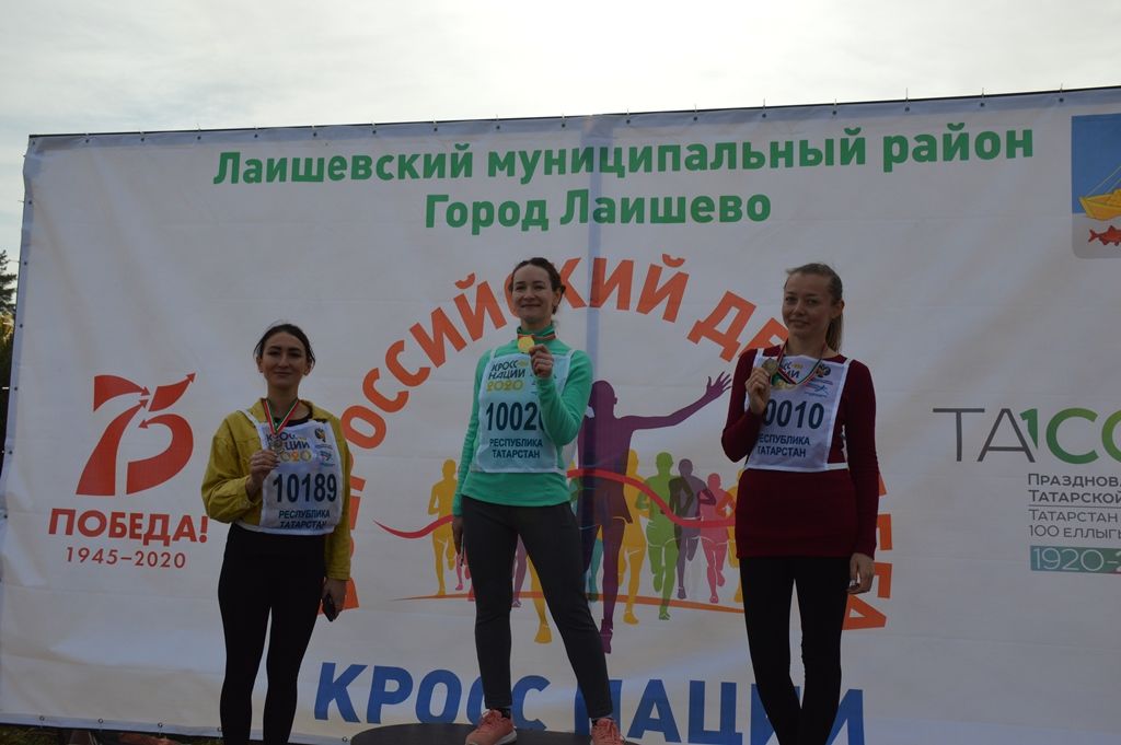 Победители Дня бега в Лаишево получали медали и грамоты на спортивном пьедестале
