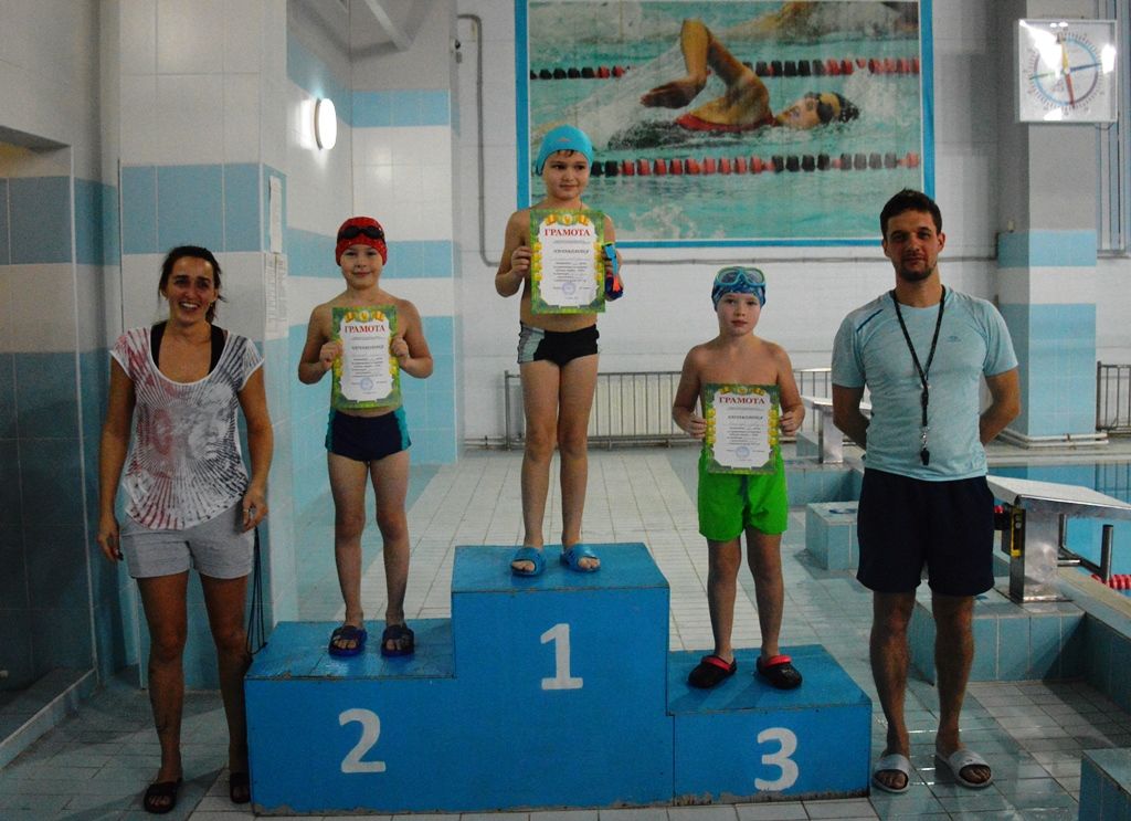Награждение лидеров соревнований по плаванию в бассейне Лаишева