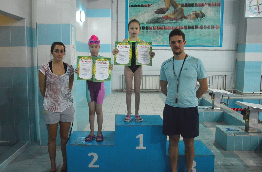 Награждение лидеров соревнований по плаванию в бассейне Лаишева