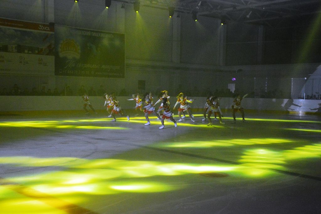 Выступление команды по синхронному катанию на льду на открытии Ледового дворца в Лаишево