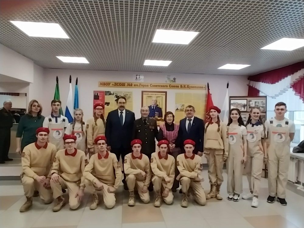 Премьер-министр Республики Татарстан встретился с учениками Лаишевской школы