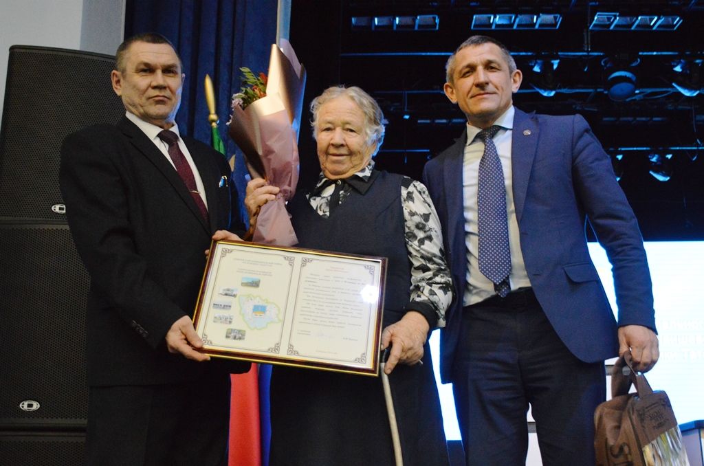 Награждение активных жителей Лаишева на сходе граждан